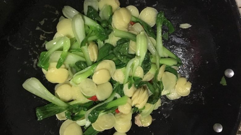青菜炒豆饼,放入青菜翻炒片刻后最后加入适量盐炒匀起锅。