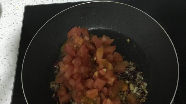 培根芝士焗饭,加入番茄翻炒,炒出红油为止。