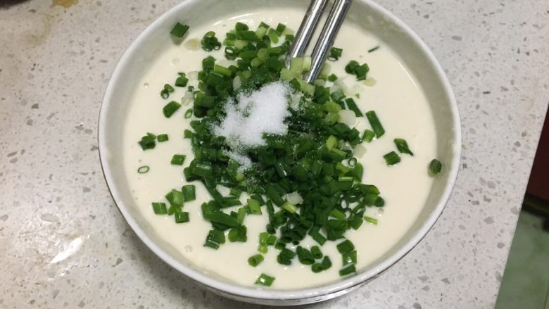 简易葱油饼,将葱花，盐加入面粉糊中搅拌均匀