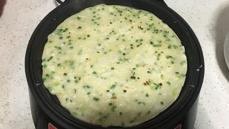 简易葱油饼,翻面时可再锅中倒入少量油将饼皮煎香（翻好后用铲子轻挑起面皮在面饼与锅子直接倒入少量油）