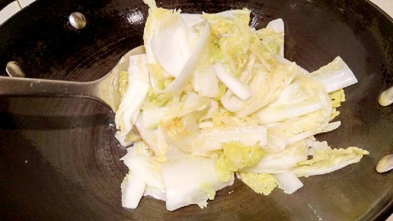 娃娃菜肉圆汤,锅里放油适量,油八成热下娃娃菜翻炒