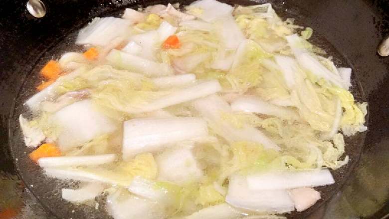 娃娃菜肉圆汤,放两大碗水,煮开。