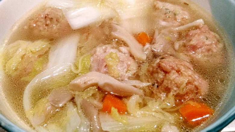 娃娃菜肉圆汤,鲜美的汤就诞生了,完成。