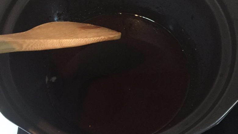 川贝秋梨膏,將煮好的梨浆用滤网或者纱布过滤掉残渣(推荐用纱布,多叠两层可以滤的更细),將过滤过的浆液倒进砂锅,用小火熬制,边熬边用木勺搅拌,等到浆液变粘稠即可关火。