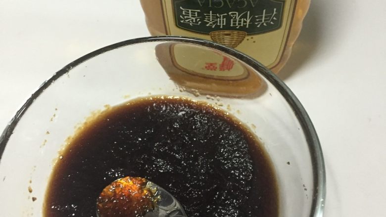 川贝秋梨膏,等凉一点后,加入<a style='color:red;display:inline-block;' href='/shicai/ 865'>蜂蜜</a>搅拌均匀,等彻底冷却后用密封容器封装即可。