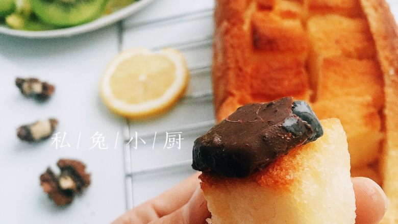 蜂蜜厚多士,拿起来放进嘴里,香酥脆,好吃极了~