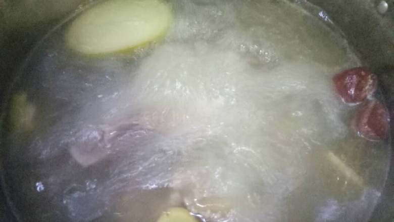 羊肉泡馍,1、羊腿肉切块浸泡水中去血水洗干净,煮锅倒凉水,放入以上作料羊肉大火煮开,撇去浮沫,转中小火熬制2~3小时,煮好的羊肉切片备用。