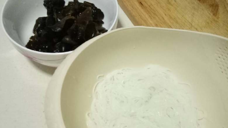 羊肉泡馍,2、粉丝,木耳泡发后备用。