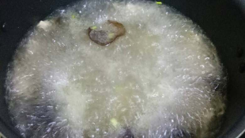 羊肉泡馍,5、另起一锅倒入少于油爆香葱花,倒入羊肉汤,少许盐,依次放入羊肉,粉丝,木耳及撕好的白吉馍,煮2分钟后出锅倒入碗中,撒上香菜或葱花即可。