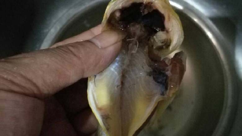 清蒸小黄鱼,清除内脏,鱼头鱼肚内黑色皮层去掉。