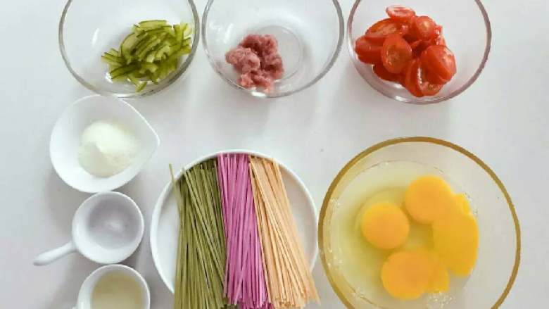 宝宝辅食:面条烘蛋,准备好所有食材。