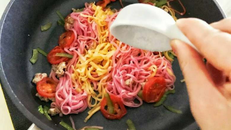 宝宝辅食:面条烘蛋,放入步骤四中的面条,简单翻炒和其他食材混合均匀,然后平摊在锅底铺好。
》此时可加少许盐,也可以不加,蛋饼香和奶香味都会很浓。