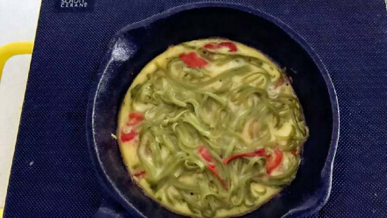 宝宝辅食:面条烘蛋,如果你用比较小的锅,面饼比较厚,则需要延长时间,一定必须小火,差不多20分钟的样子。
》这里用小火是关键哈,小芽用米技电陶炉2档,大概100-120度的样子,时间大家根据自己的火候调整,中间可打开盖子观察。
》也可以直接用烤箱,170度,差不多15-20分钟左右(底部贴士中还有说明哈)。