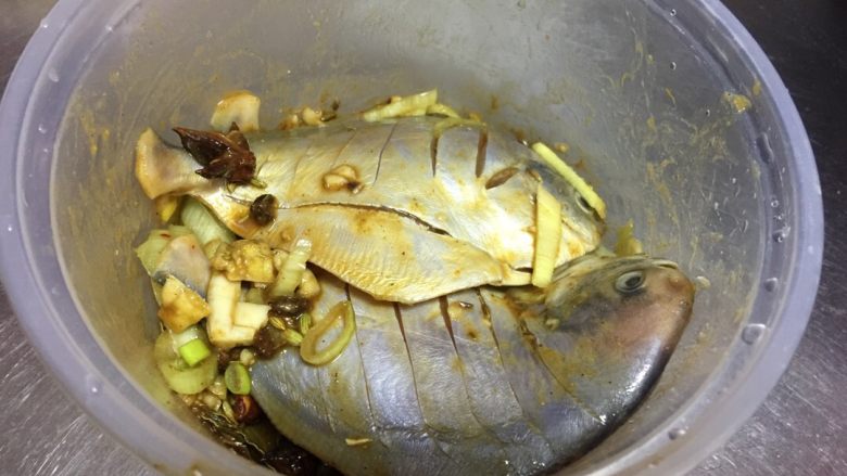 锋味纸包鱼(平鱼里的豆腐丸子),鱼至少腌制2小时以上哦😯(时间越长越入味哦)