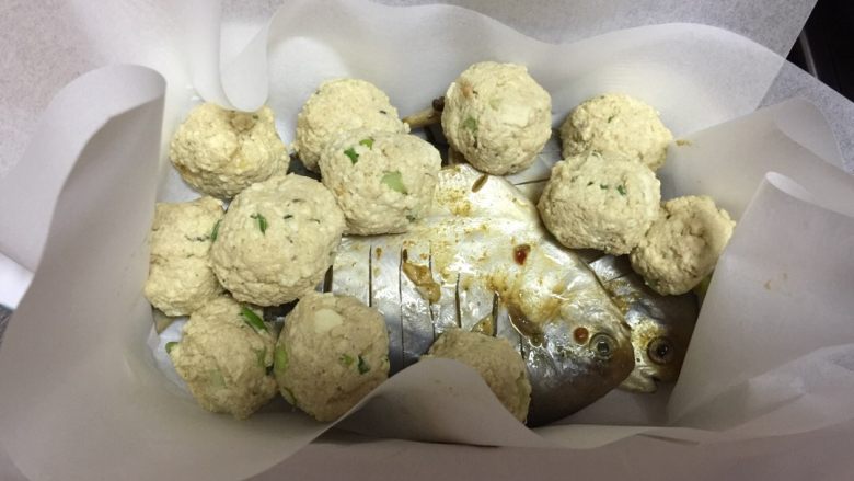锋味纸包鱼(平鱼里的豆腐丸子),摆好以后放入烘培纸里