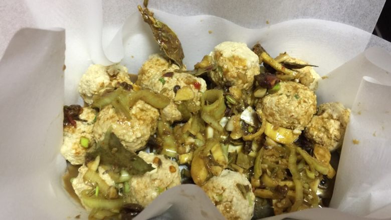 锋味纸包鱼(平鱼里的豆腐丸子),摆好以后,碗里剩余的调料浇在鱼和豆腐丸子上