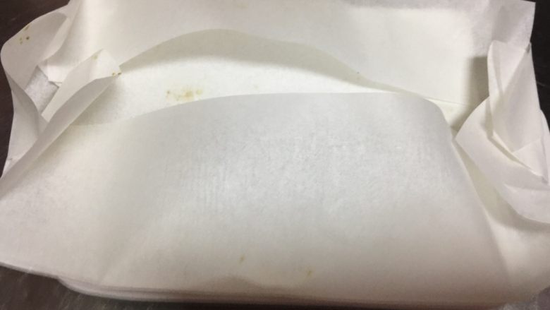 锋味纸包鱼(平鱼里的豆腐丸子),烘培纸盖好准备进烤箱