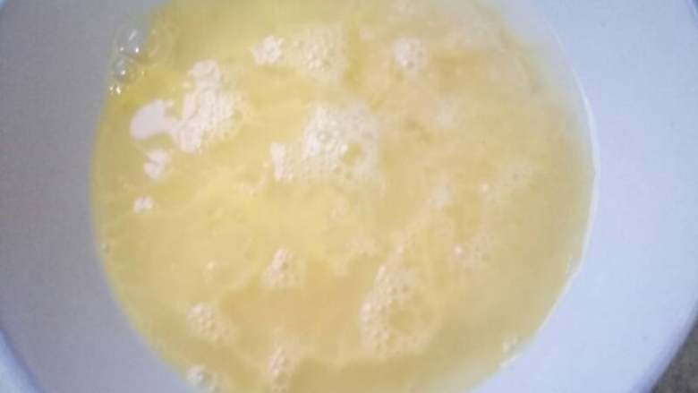 黑木耳炒鸡蛋~新手必学,加入少许水,打匀,这样煎出来的鸡蛋比较细嫩。葱姜切粒加入蛋液打匀,没有可以不加。