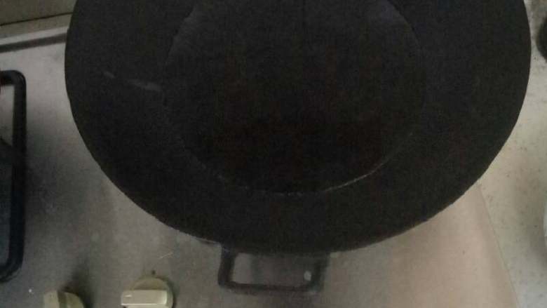 黑木耳炒鸡蛋~新手必学,锅内水烧开,加入黑木耳焯熟。能更快炒制成熟。