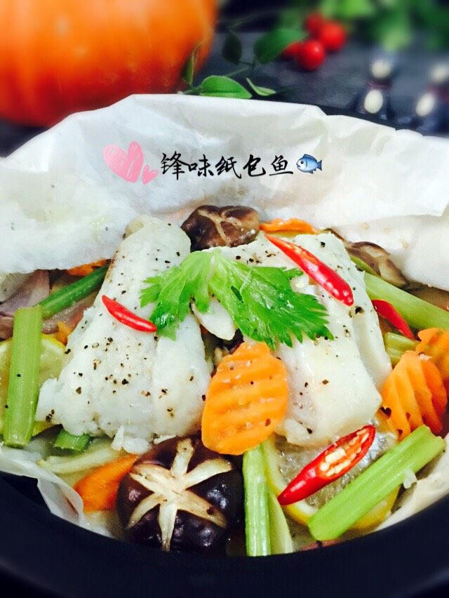 锋味纸包鱼🐟#王氏私房菜#,烤好的鳕鱼🐟用剪子✂️绞开一个口、美味又健康漂亮的纸包鱼🐟就做好了、是不是很诱人哟……😍😍😍