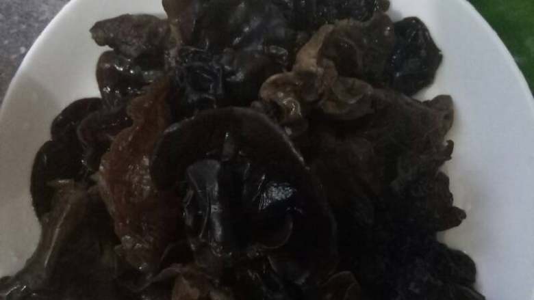 黑木耳炒鸡蛋~新手必学,黑木耳过凉水备用。