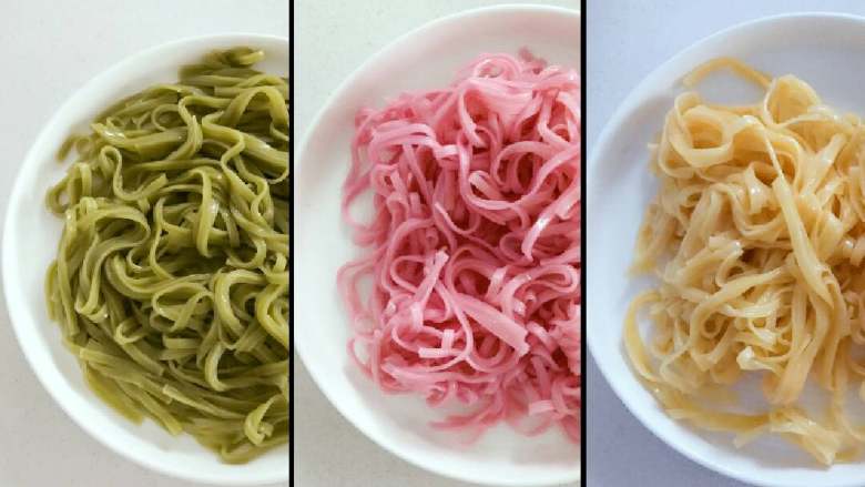 宝宝辅食:面条烘蛋,煮好的面条取出放在一边备用。