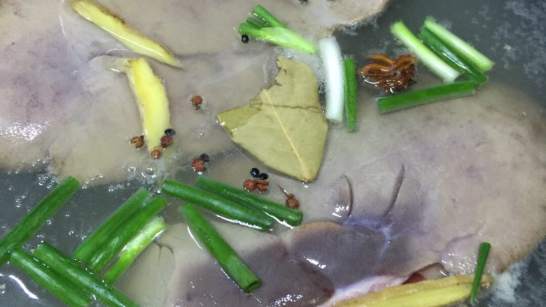 猪肝蘸蒜泥,锅内放入清水(没过猪肝为佳)放入猪肝,加上备好的葱段、姜、<a style='color:red;display:inline-block;' href='/shicai/ 741'>香叶</a>、八角、花椒、料酒、盐,大火煮开