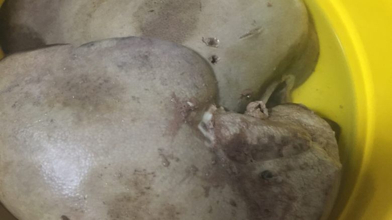 猪肝蘸蒜泥,放入备好的凉水碗中泡着,吃的时候拿出来切片即可
