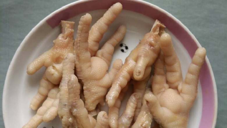 葱油鸡爪,把<a style='color:red;display:inline-block;' href='/shicai/ 89'>鸡爪</a>洗净，煮熟