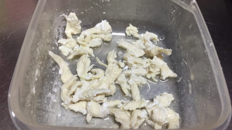 醪糟经期补血粥,捞出凉水冲洗干净(冲掉白沫就可以)