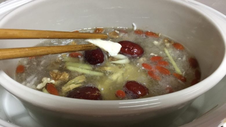 醪糟经期补血粥,米锅煮到一个小时以后放入鸡丝,继续熬煮30分钟。