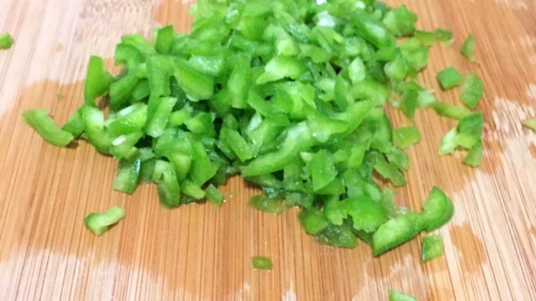 青椒鸡蛋春饼,青椒洗净,切丁
