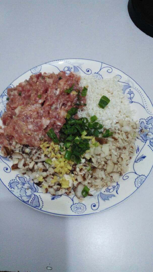 新版#面筋塞肉#,准备食材:大肉馅,<a style='color:red;display:inline-block;' href='/shicai/ 230'>香菇</a>、蟹鲜菇洗净切成未,大米洗净浸泡30分钟备用。