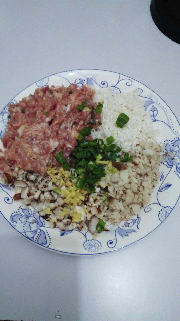 新版#面筋塞肉#,准备食材:大肉馅，<a style='color:red;display:inline-block;' href='/shicai/ 230'>香菇</a>、蟹鲜菇洗净切成未，大米洗净浸泡30分钟备用。