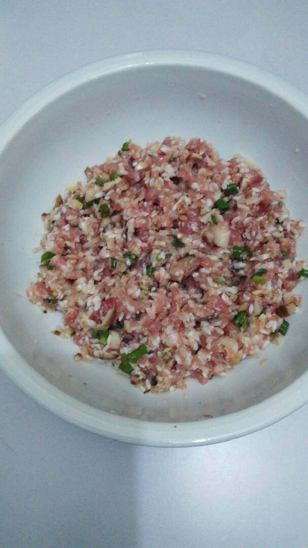 新版#面筋塞肉#,上述食材加入盐、味精、葱姜、<a style='color:red;display:inline-block;' href='/shicai/ 718'>料酒</a>、亚麻籽油、香油腌制,然后面筋塞馅。