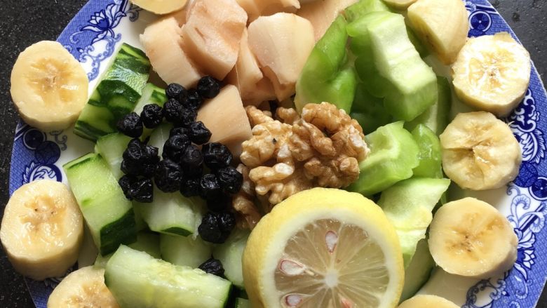 蔬果糊-28,先把食材清洗乾淨，再切成小塊