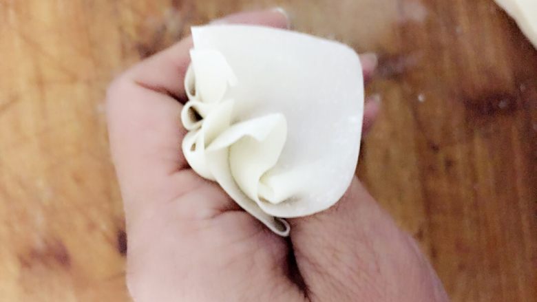 鲜肉小馄饨,用虎口捏紧就可以了。