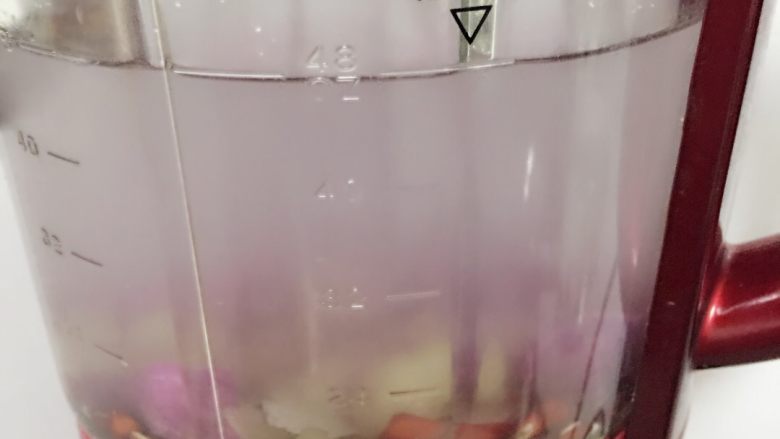红豆薏米紫薯羹,将所以食材放入加热破壁料理机内,再将矿泉水倒入至1300ML外(<a style='color:red;display:inline-block;' href='/shicai/ 130180'>黄冰糖</a>可根据自己爱好加入多少的量)