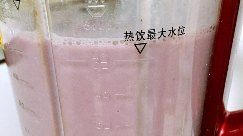 红豆薏米紫薯羹,听到嘀嘀完成音,立马倒入容器,以免糊底,不便倒出