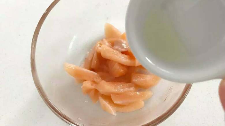 宝宝辅食:三文鱼鸡肉米披萨,在三文鱼加入几滴柠檬汁,这一步大家看情况,也可省去,加柠檬汁可以更好去腥。
》此时可预热烤箱,180度,上下火,10分钟。