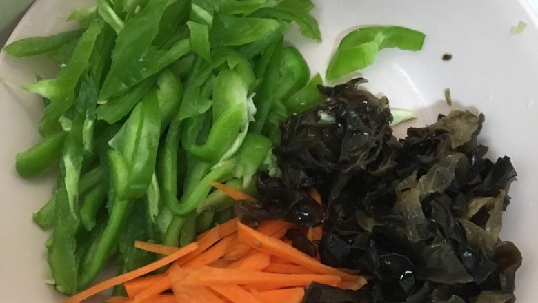 鱼香鸡丝,配料切丝,入盘备用。