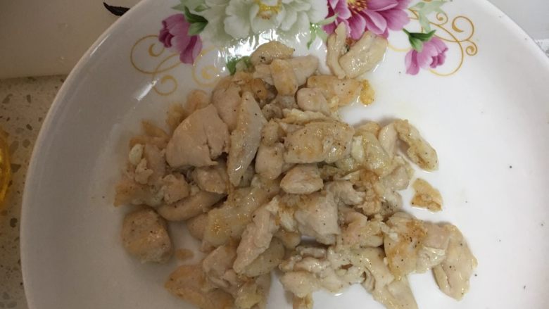 鱼香鸡丝,鸡肉过油,变色后捞出备用。
