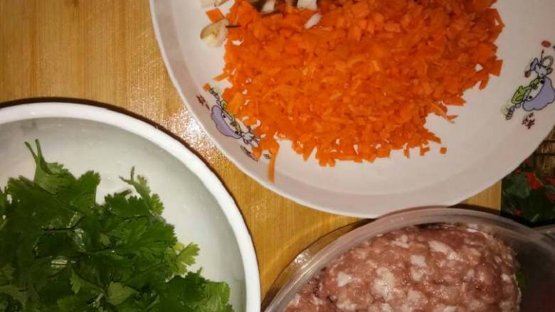 百叶卷肉,材料全部切碎，<a style='color:red;display:inline-block;' href='/shicai/ 25'>胡萝卜</a><a style='color:red;display:inline-block;' href='/shicai/ 230'>香菇</a>主要提鲜和让肉松软，我不喜欢肉泥太紧实，