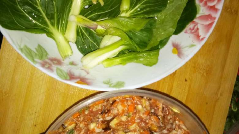 百叶卷肉,<a style='color:red;display:inline-block;' href='/shicai/ 3517'>青菜</a>垫底,荤素搭配比较健康,味道也会更鲜