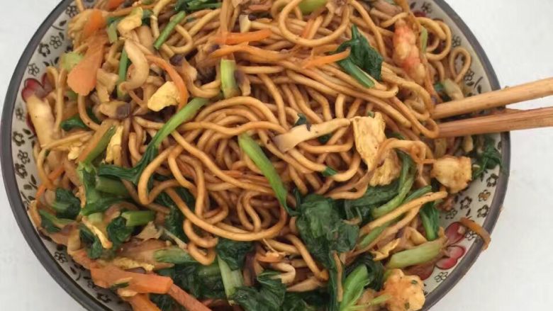 虾仁鸡蛋胡萝卜青菜香菇炒面