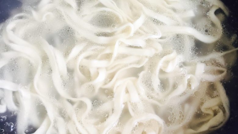小排手擀面#面条变身计划#,在煮排骨的时候,可以用另外一个锅煮面条。将水烧开下面条。在面条里加1小勺的盐和色拉油,盖上锅盖煮5分钟即可