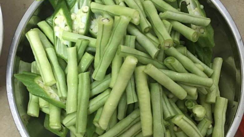 秋葵豆角炒肉,豆角秋葵切好