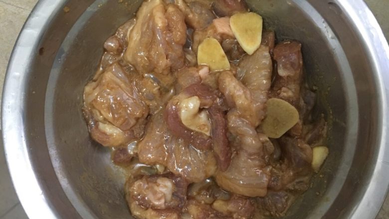 秋葵豆角炒肉,肉加生粉和酱油加点切成小片的蒜腌制好