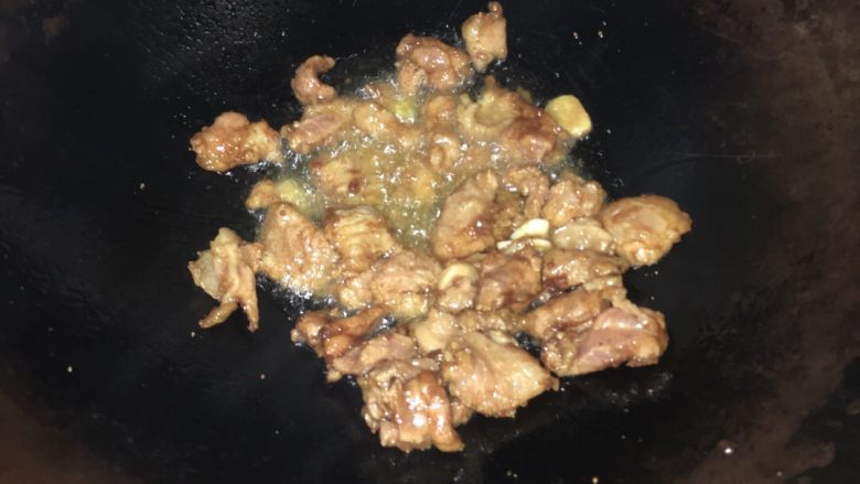 秋葵豆角炒肉,油烧开放入腌制好的肉炒一小会