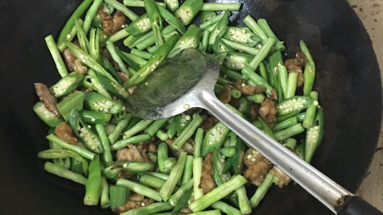秋葵豆角炒肉,加入豆角秋葵和<a style='color:red;display:inline-block;' href='/shicai/ 62'>辣椒</a>放适量的盐